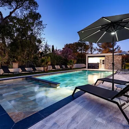 Appart Hotel 3 Chambres Piscine & Jacuzzi A Saint-Raphael *